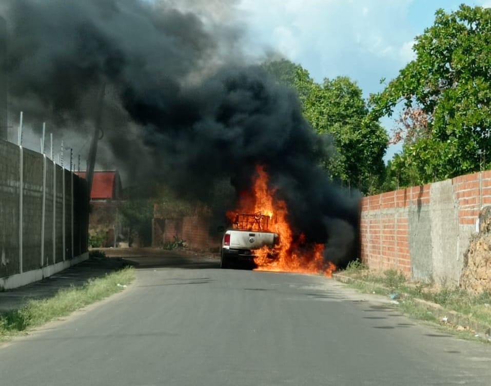 Carro fica destruído após pegar fogo na zona Leste de Teresina